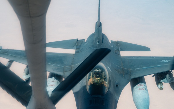 F-16s refueled over CENTCOM AOR