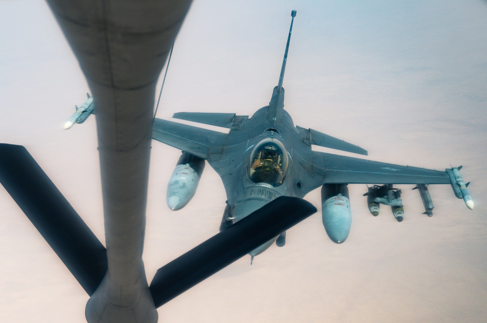 F-16s refueled over CENTCOM AOR