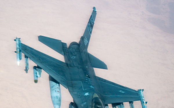 F-16s refueled over CENTCOM AOR