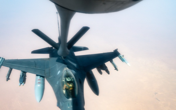 F-16s refueled over CENTCOM AOR