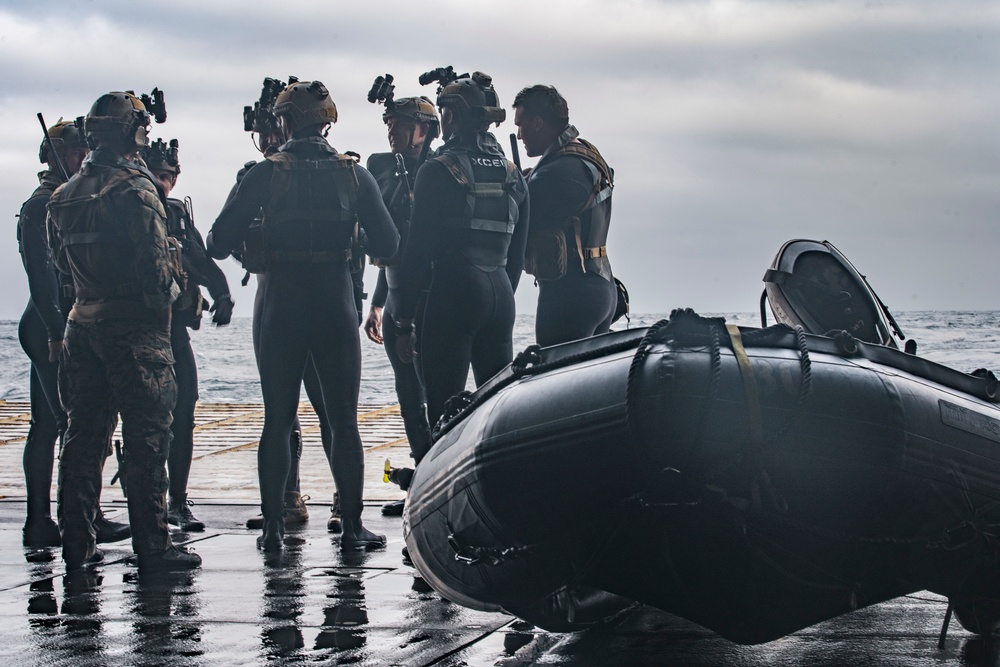 11th MEU Marines conduct CRRC training