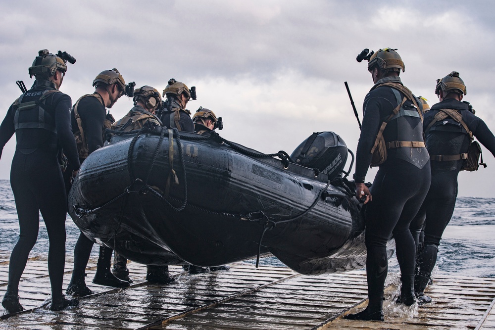 11th MEU Marines conduct CRRC training