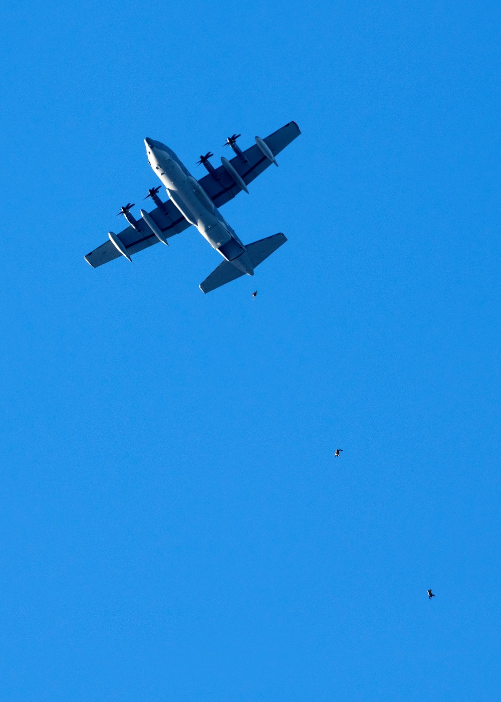 Special Tactics Airmen conduct airborne operations at JBER