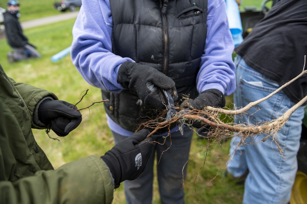 Crooked Creek hosts volunteer tree-planting Earth Day event