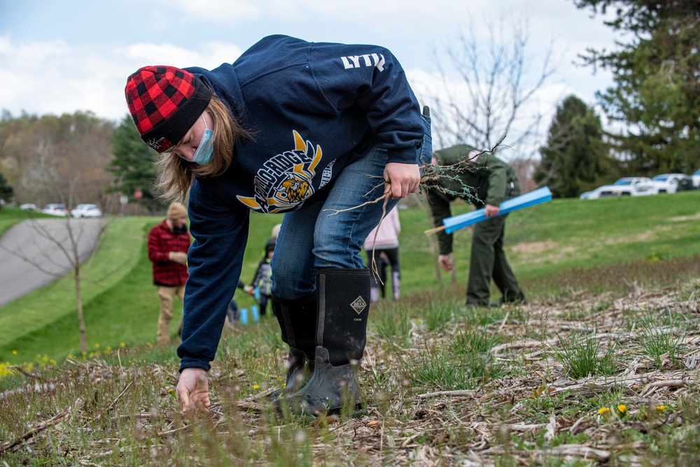 Crooked Creek hosts volunteer tree-planting Earth Day event