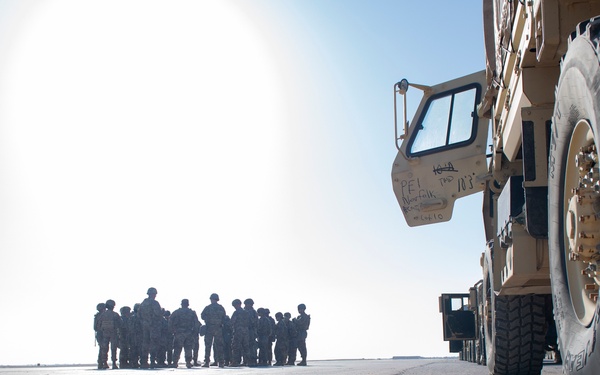 TF Spartan Soldiers Huddle Up Before Site Set Up