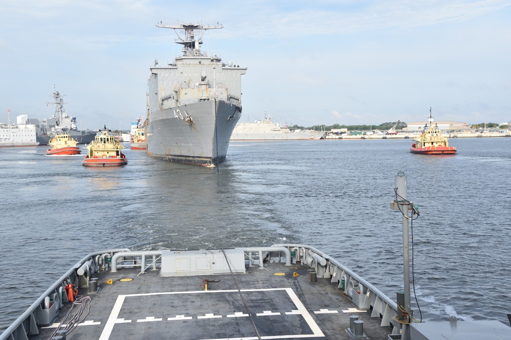 MSC’s Tug Tows a Dead Ship to Philly