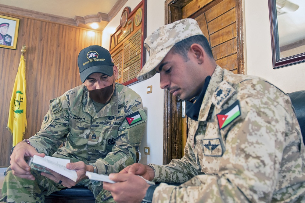 U.S. and Jordanian Soldiers Compare Field Tactics for Desert Warrior 21