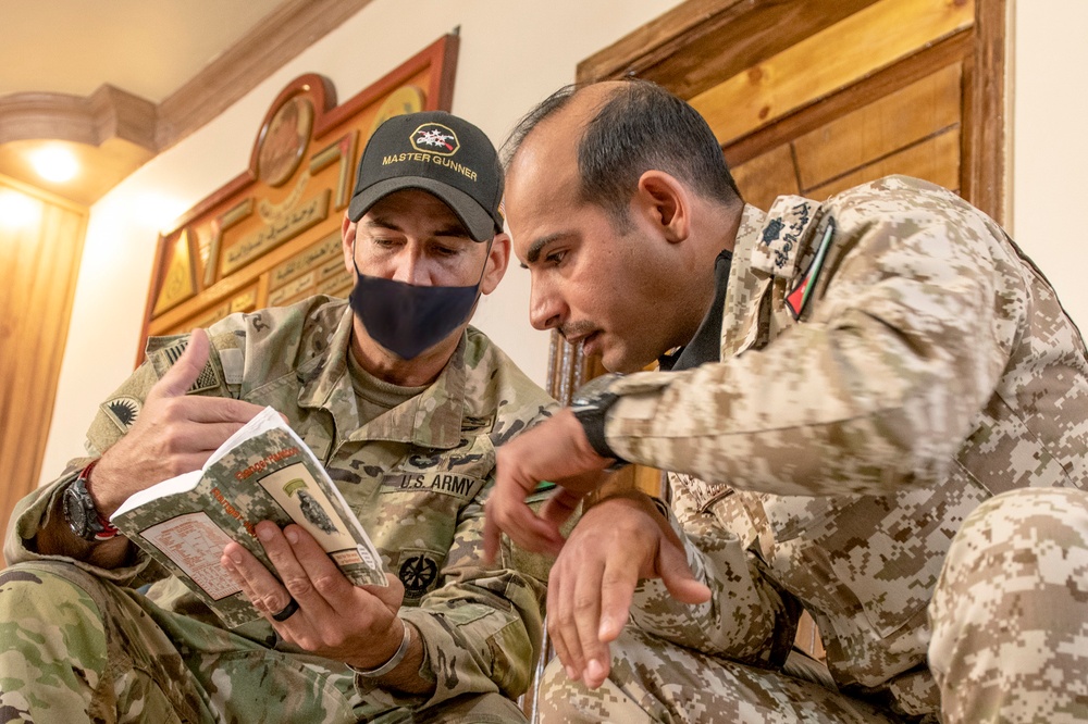 U.S. and Jordanian Soldiers Talk Field Tactics for Desert Warrior 21 Exercise