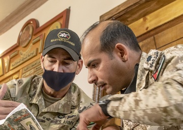 U.S. and Jordanian Soldiers Talk Field Tactics for Desert Warrior 21 Exercise