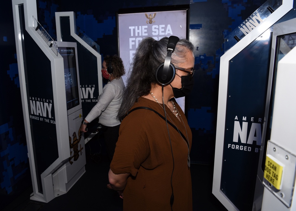 Flour Bluff ISD Superintendent visits the &quot;Nimitz&quot; VR Experience