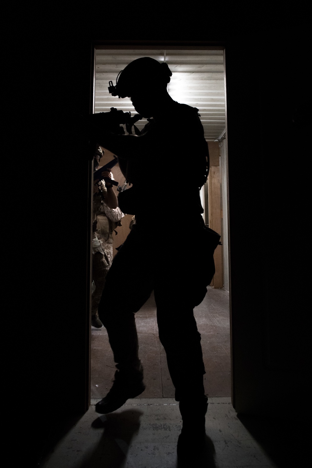 FASTCENT Marines and Navy EOD Techs Conduct IED and CQB Training