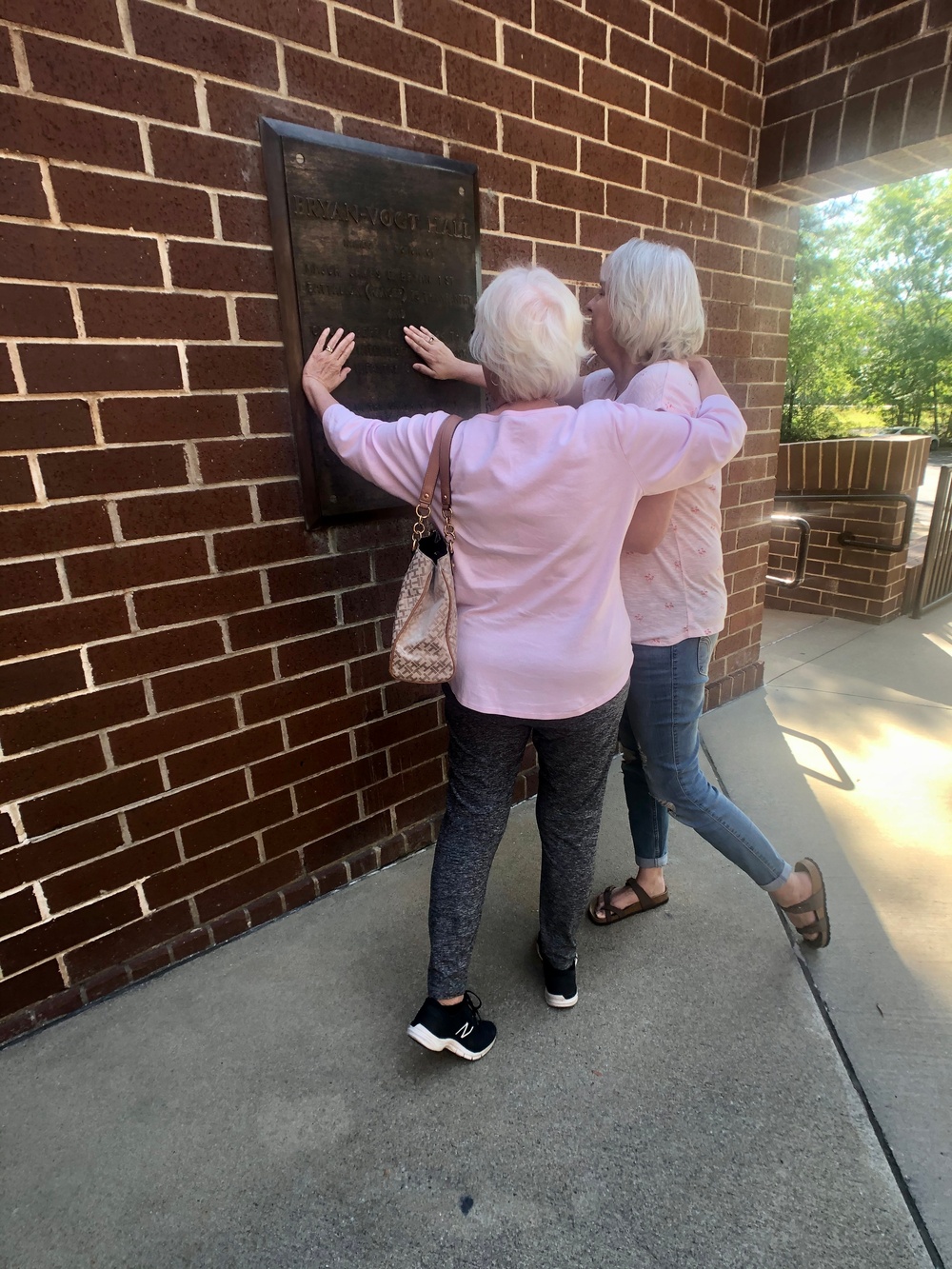 Gold Star Family visits building dedicated to Soldier, tours installation