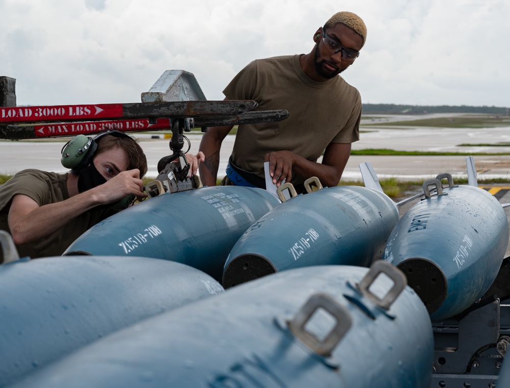 2nd MUNSS put bombs on aircraft