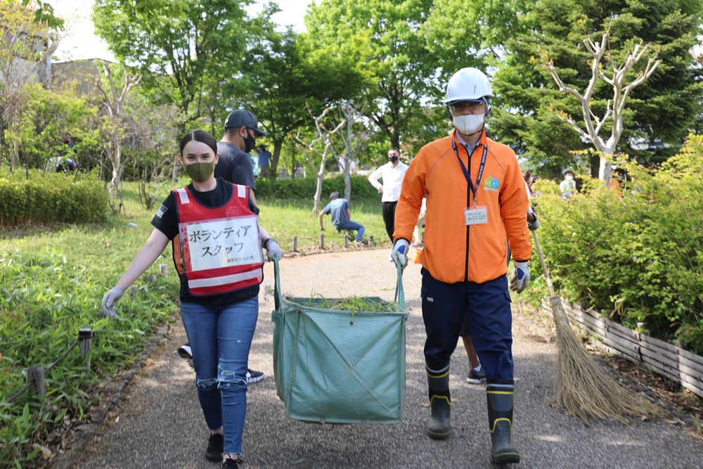 MEDDAC – Japan Soldiers nurture partnership through local park cleanup