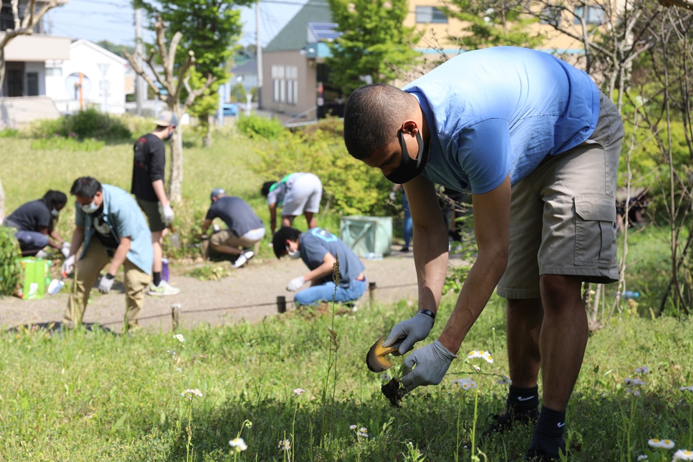 MEDDAC – Japan Soldiers nurture partnership through local park cleanup