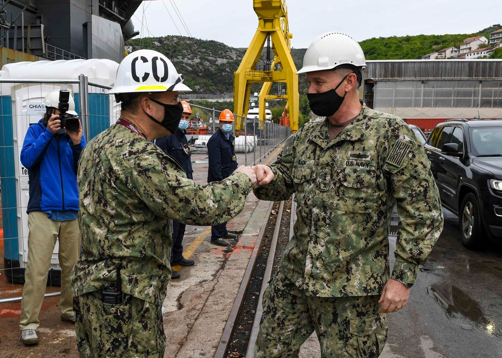 VADM Gene Black visits the USS Hershel &quot;Woody&quot; Williams (ESB 4)