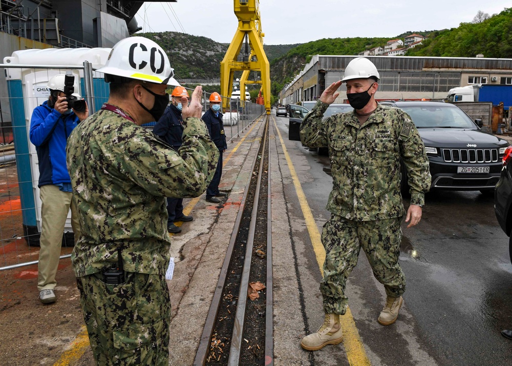 VADM Gene Black visits the USS Hershel &quot;Woody&quot; Williams (ESB 4)