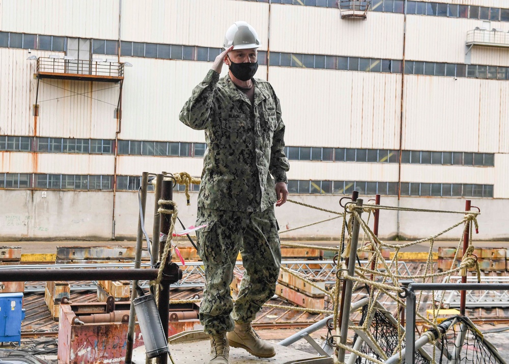 VADM Gene Black visits the USS Hershel &quot;Woody&quot; Williams (ESB 4)