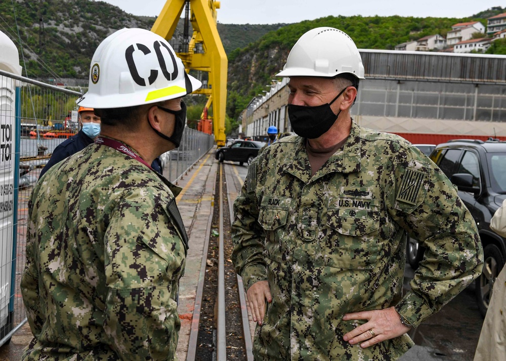 VADM Gene Black visits the USS Hershel &quot;Woody&quot; Williams (ESB 4)