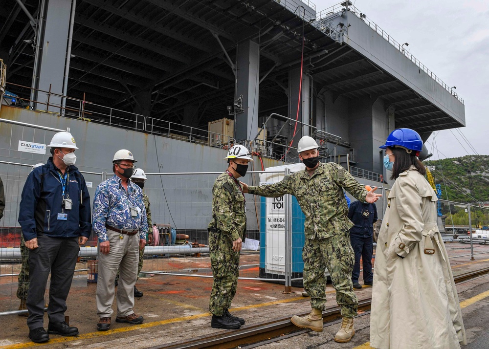 VADM Gene Black visits the USS Hershel &quot;Woody&quot; Williams (ESB 4)