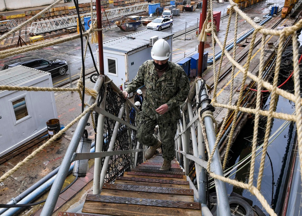 VADM Gene Black visits the USS Hershel &quot;Woody&quot; Williams (ESB 4)