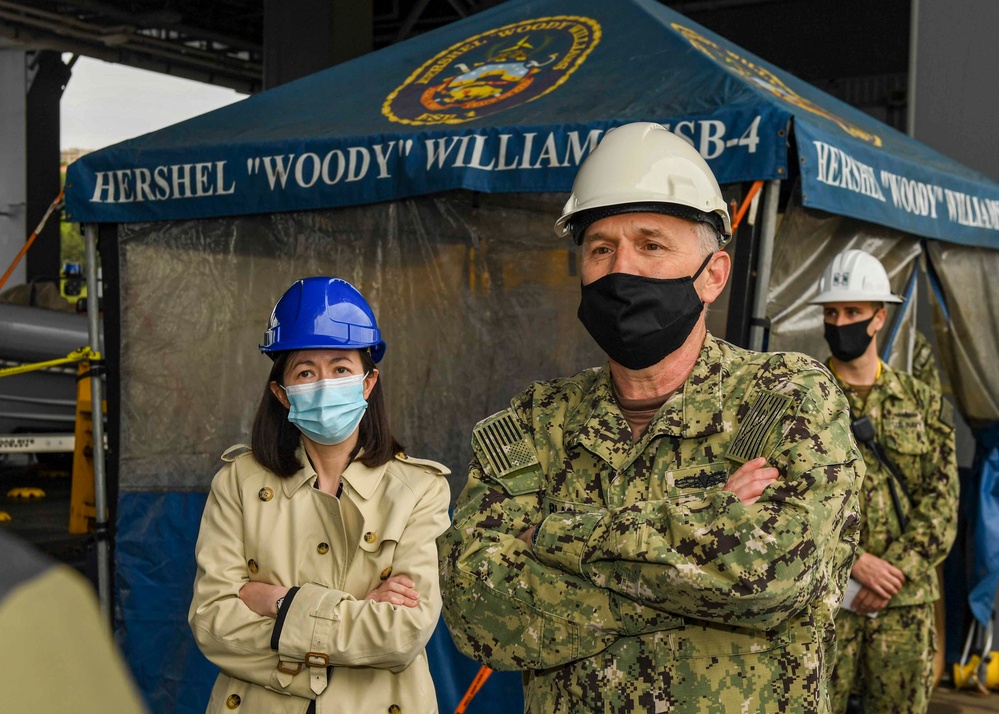 VADM Gene Black visits the USS Hershel &quot;Woody&quot; Williams (ESB 4)