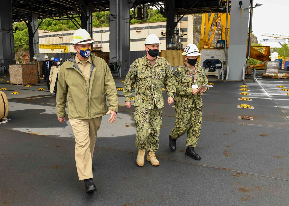 VADM Gene Black visits the USS Hershel &quot;Woody&quot; Williams (ESB 4)