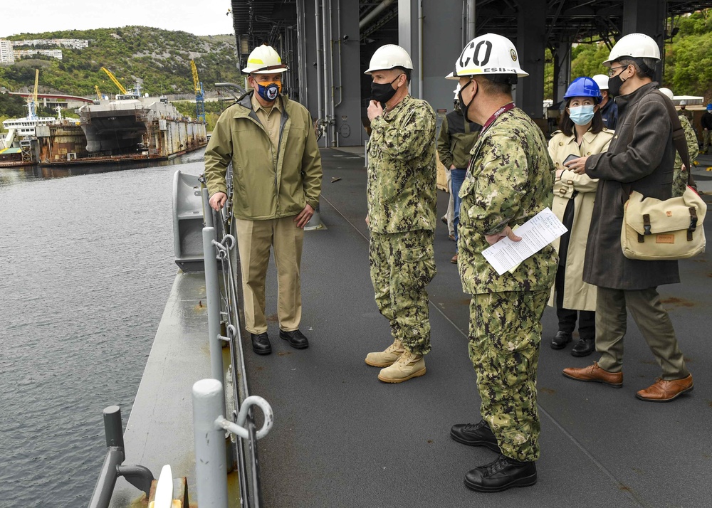 VADM Gene Black visits the USS Hershel &quot;Woody&quot; Williams (ESB 4)