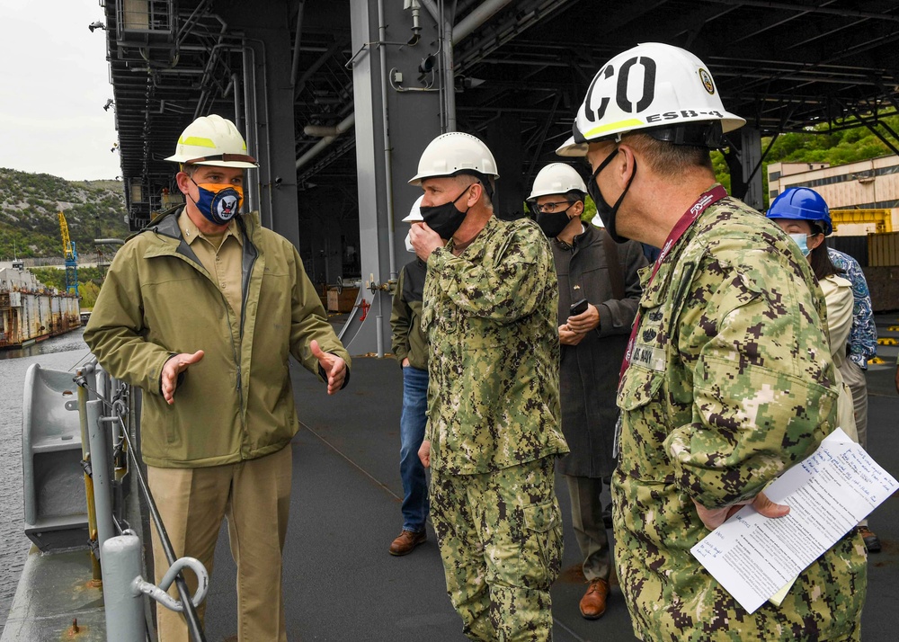 VADM Gene Black visits the USS Hershel &quot;Woody&quot; Williams (ESB 4)