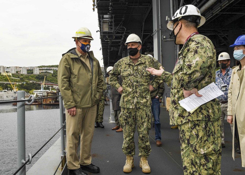 VADM Gene Black visits the USS Hershel &quot;Woody&quot; Williams (ESB 4)