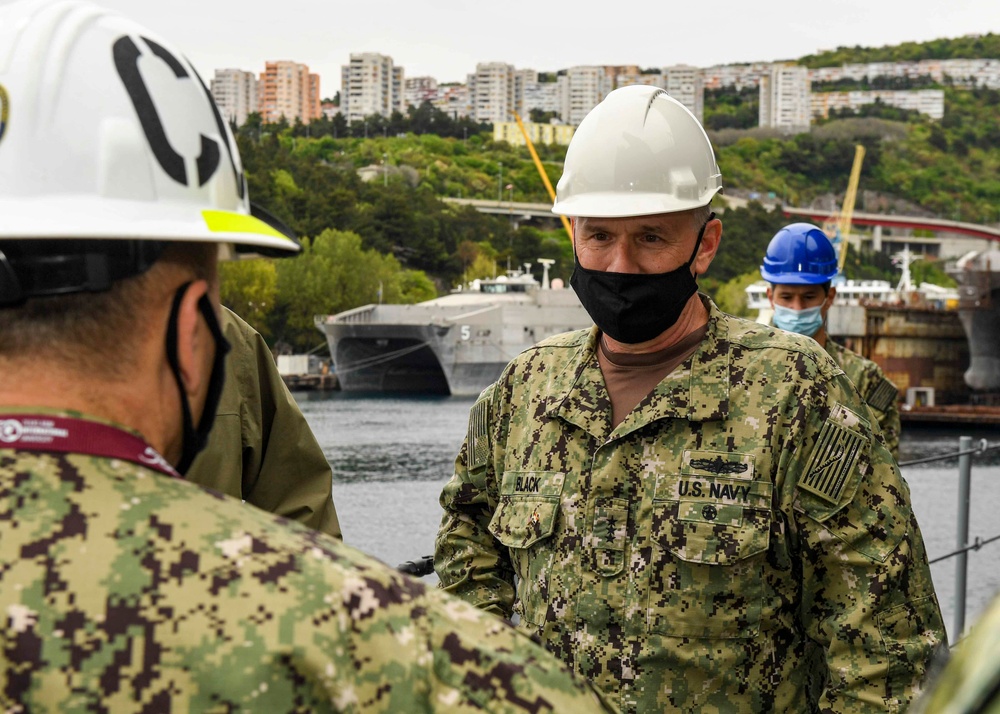 VADM Gene Black visits the USS Hershel &quot;Woody&quot; Williams (ESB 4)