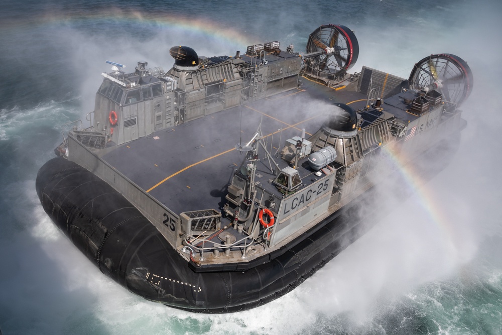 Kearsarge Conducts Landing Craft Air Cushion Operations