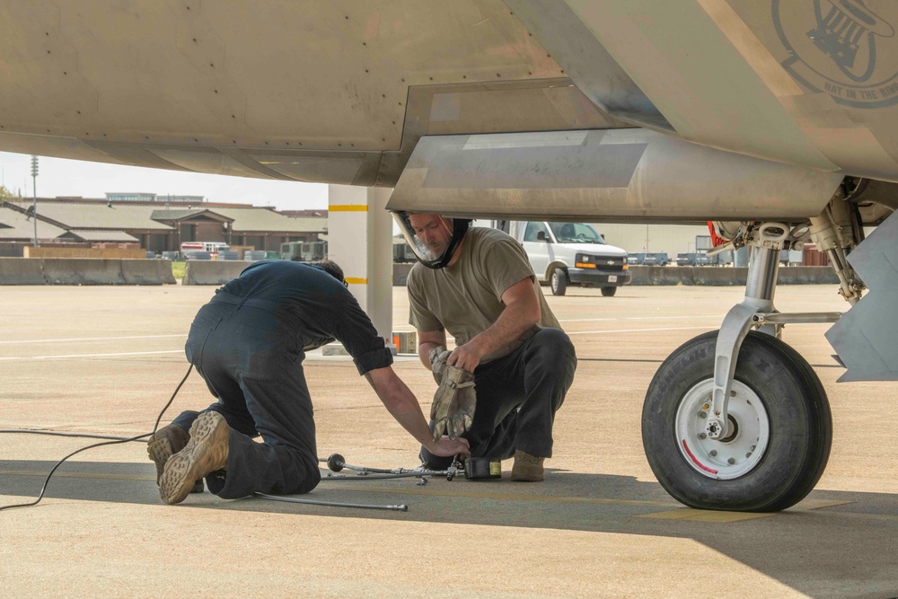 VaANG maintainers rebuild F-22 Raptor after collapse on JBLE flight line