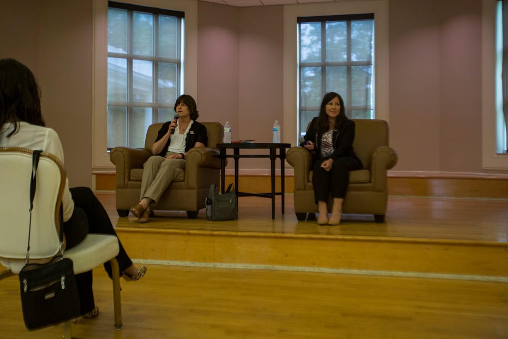 Mrs. Berger meets with Camp Lejeune Spouses