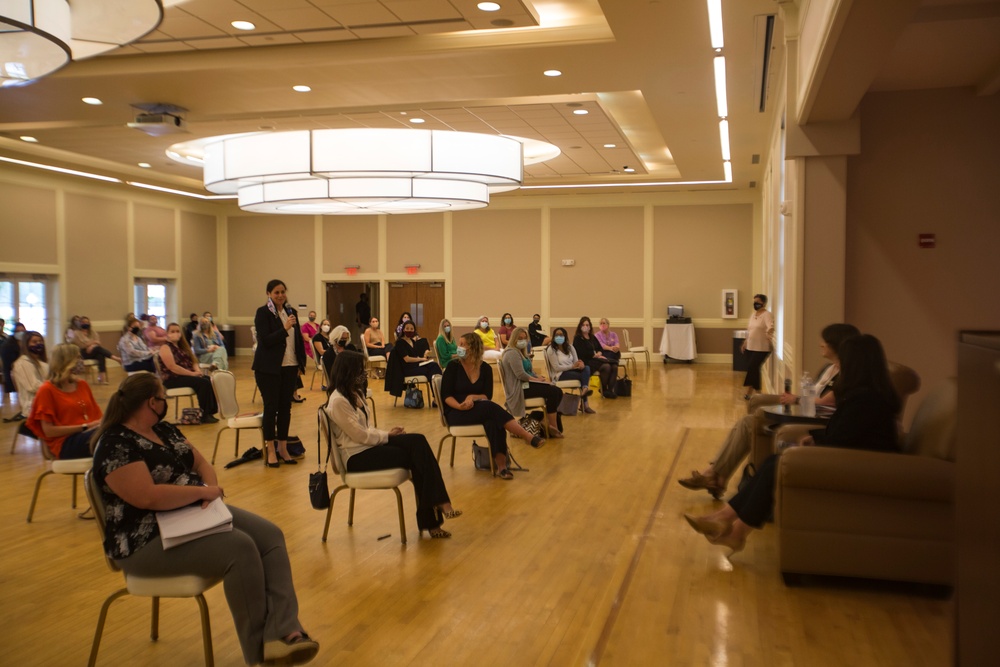Mrs. Berger meets with Camp Lejeune Spouses