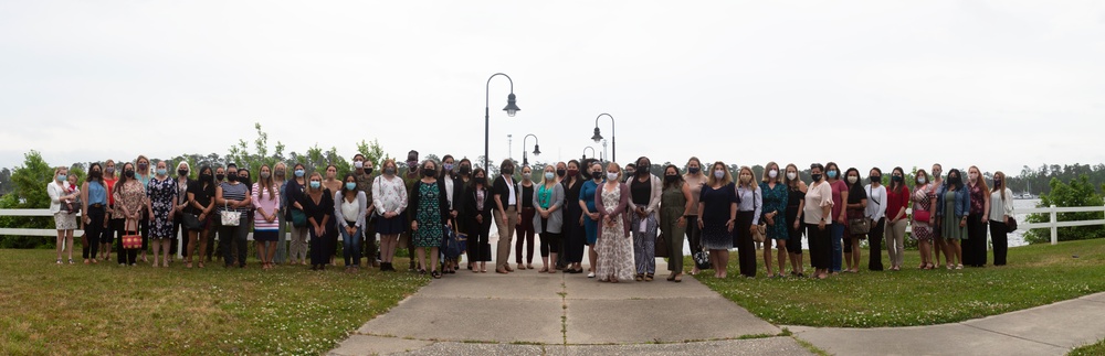 Mrs. Berger meets with Camp Lejeune Spouses