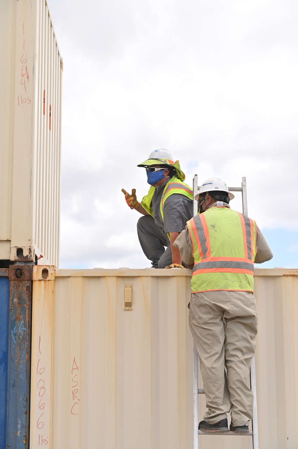 NAVSUP FLC Pearl Harbor Ocean Terminal Performs Wake Island Barge Support Onload