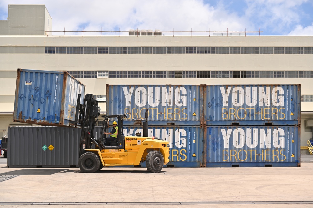 NAVSUP FLC Pearl Harbor Ocean Terminal Performs Wake Island Barge Support Onload