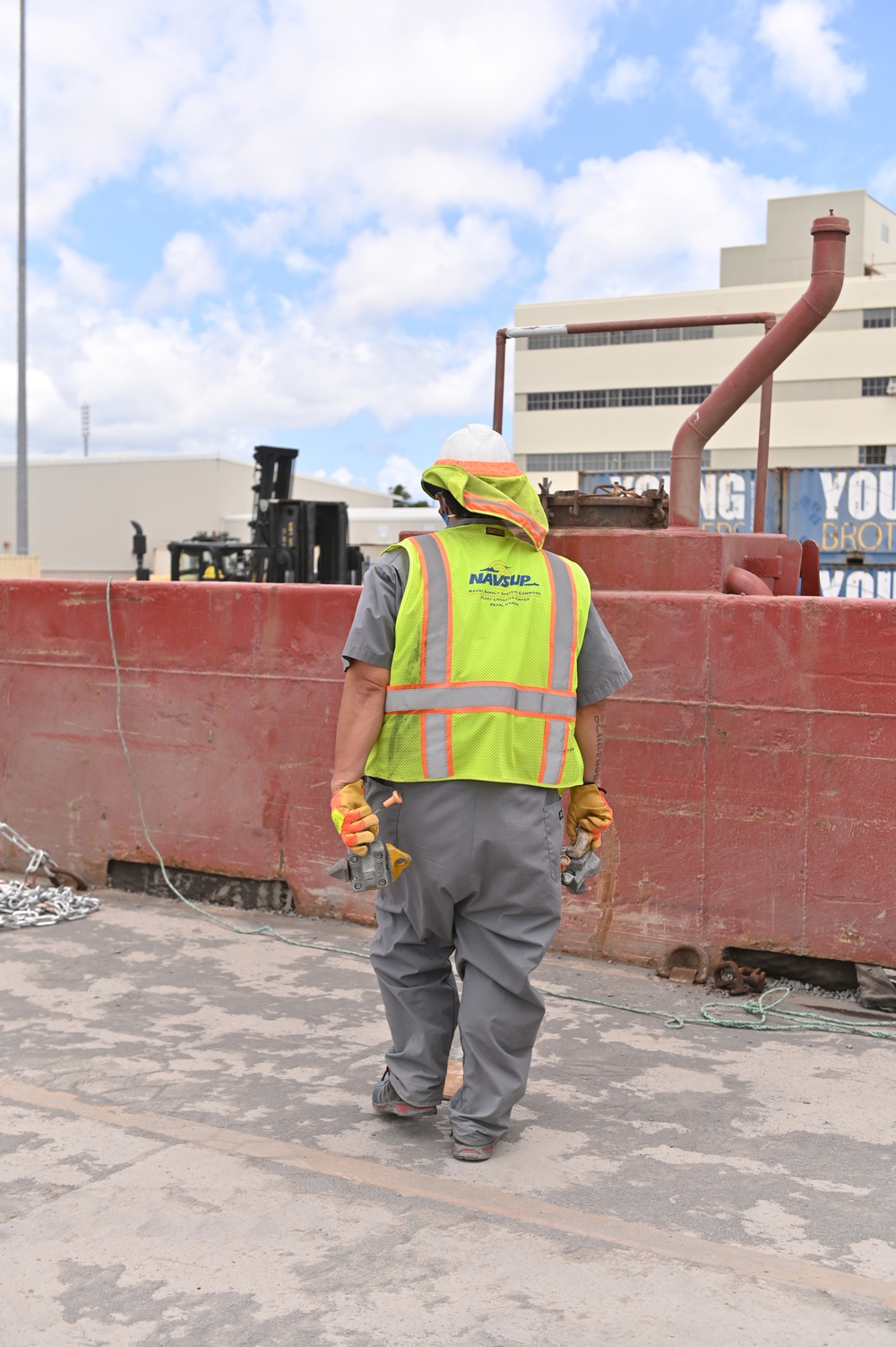 NAVSUP FLC Pearl Harbor Ocean Terminal Performs Wake Island Barge Support Onload