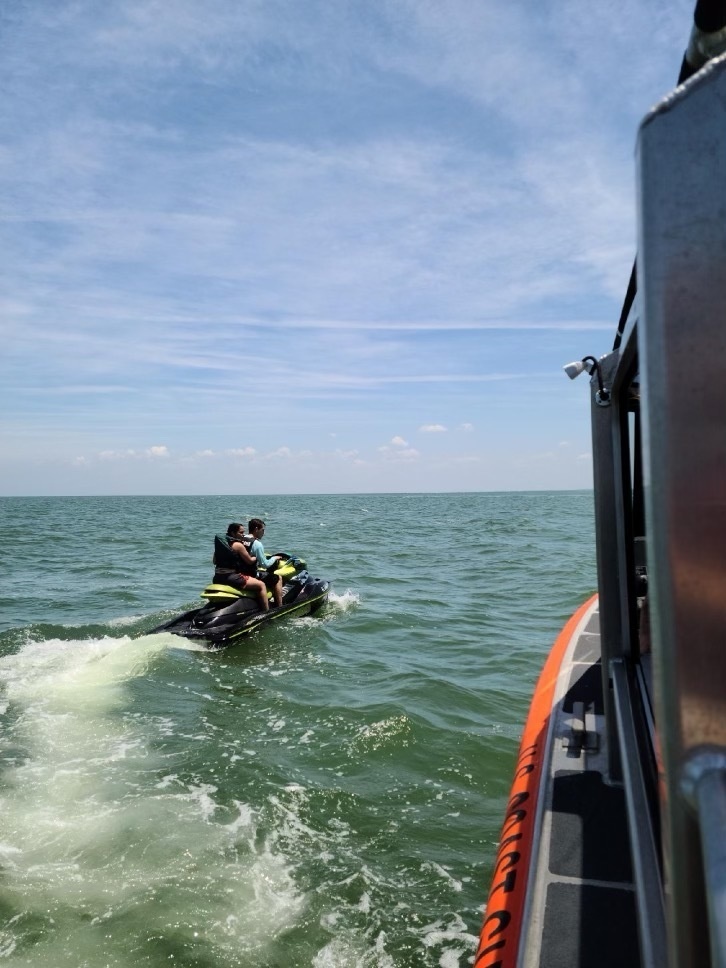 Coast Guard rescues 2 from the water near Pinellas Point