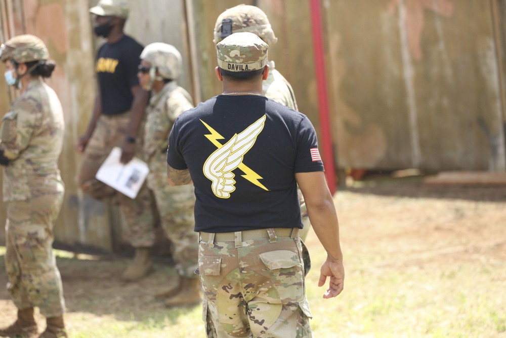 25th CAB Soldiers use teamwork to tackle the Leader Reaction Course