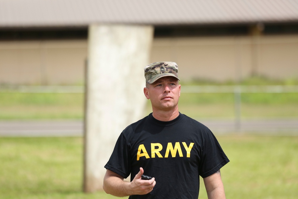 25th CAB Soldiers use teamwork to tackle the Leader Reaction Course