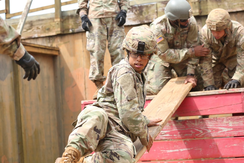 25th CAB Soldiers use teamwork to tackle the Leader Reaction Course