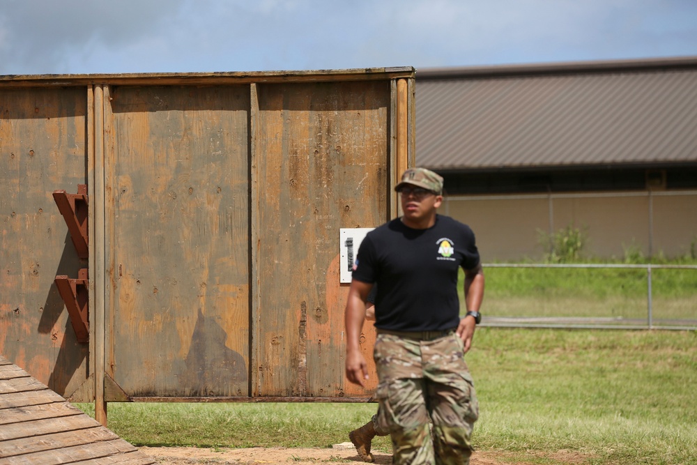 25th CAB Soldiers use teamwork to tackle the Leader Reaction Course