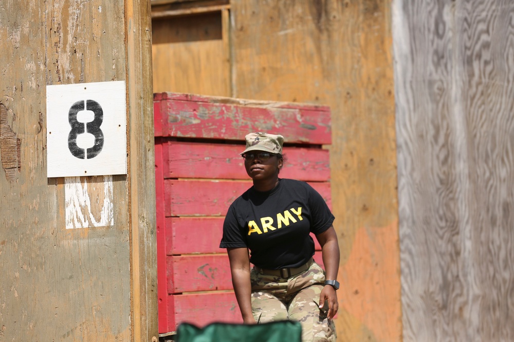 25th CAB Soldiers use teamwork to tackle the Leader Reaction Course