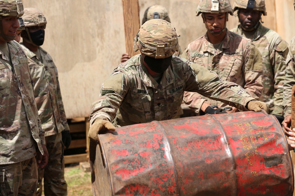 25th CAB Soldiers use teamwork to tackle the Leader Reaction Course