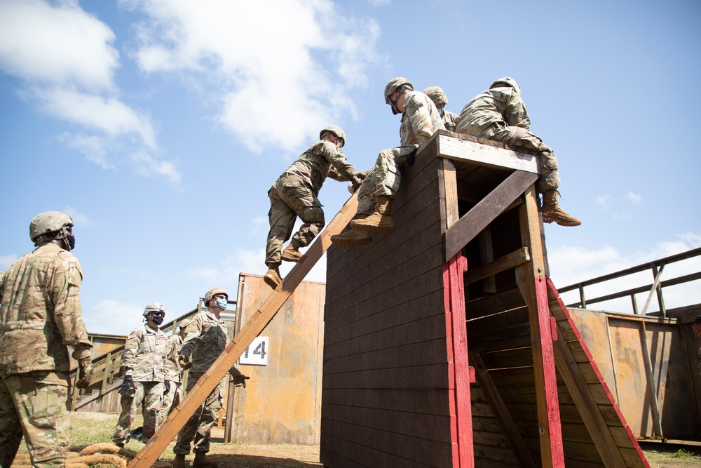 25th CAB Soldiers use teamwork to tackle the Leader Reaction Course