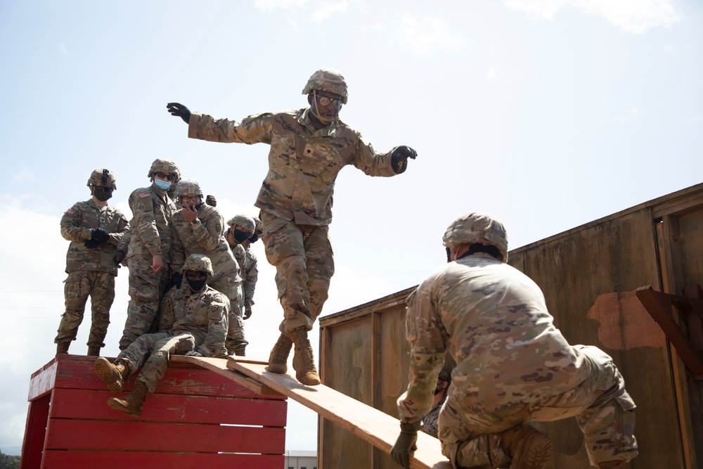 25th CAB Soldiers use teamwork to tackle the Leader Reaction Course