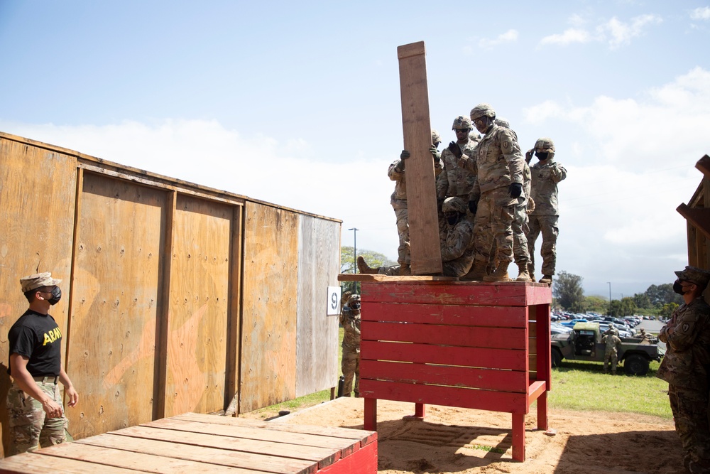 25th CAB Soldiers use teamwork to tackle the Leader Reaction Course